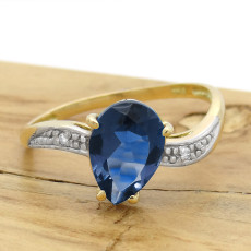 Anel com London Blue Gota e 2 Diamantes, em Ouro Amarelo 18 Kilates